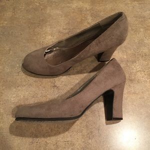 Women’s heels size 9.5 CL by Laundry brand